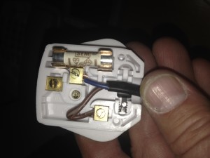 If you don’t know how to wire a plug, ask an electrician !!!